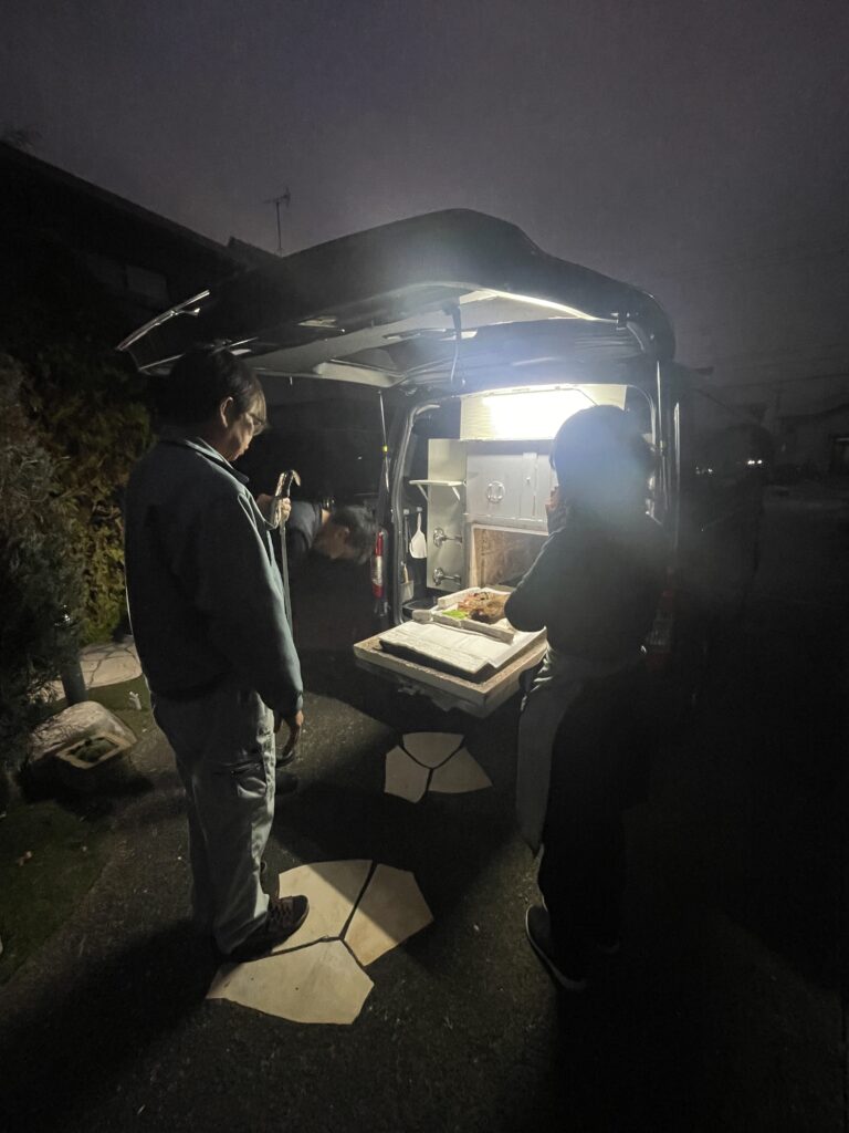 筑後市で出棺前に合掌するご家族