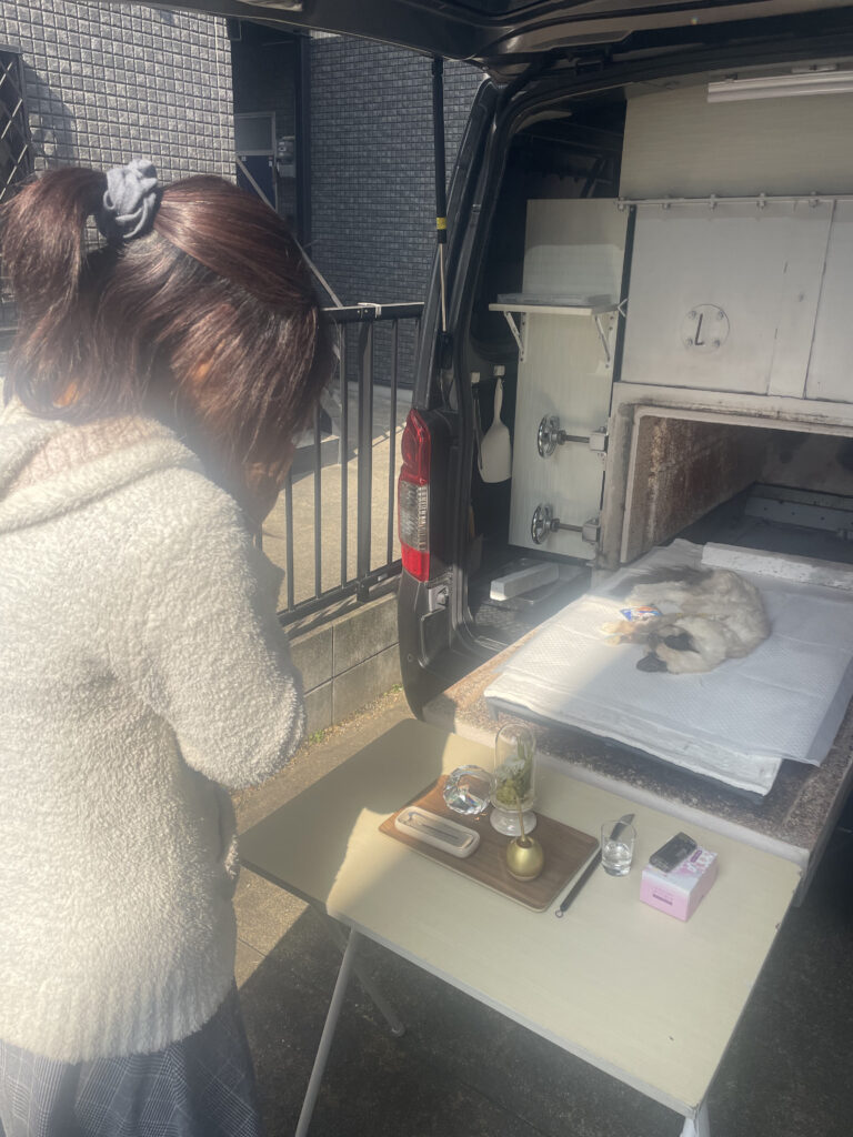 合掌しながら最後のお別れをする飼い主様と愛猫ポンちゃん｜春日市ペット葬儀