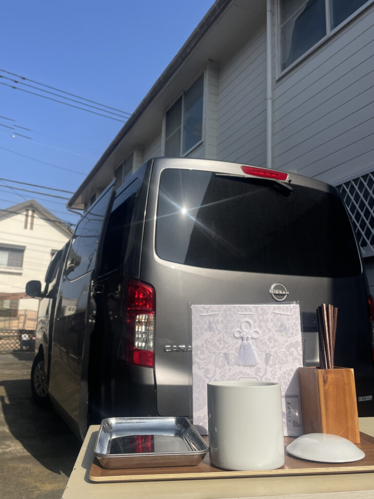 春日市春日原の自宅前で青空の下お見送りするペット火葬の様子