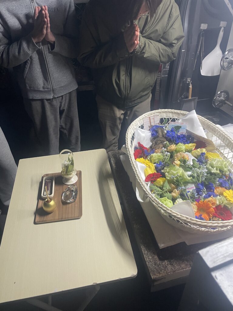 家族全員で合掌し送り出すあおばちゃんのお見送り