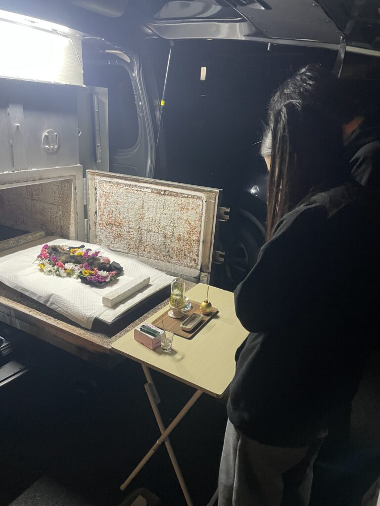 上峰町で家族が合掌しモカちゃんを見送るお見送り