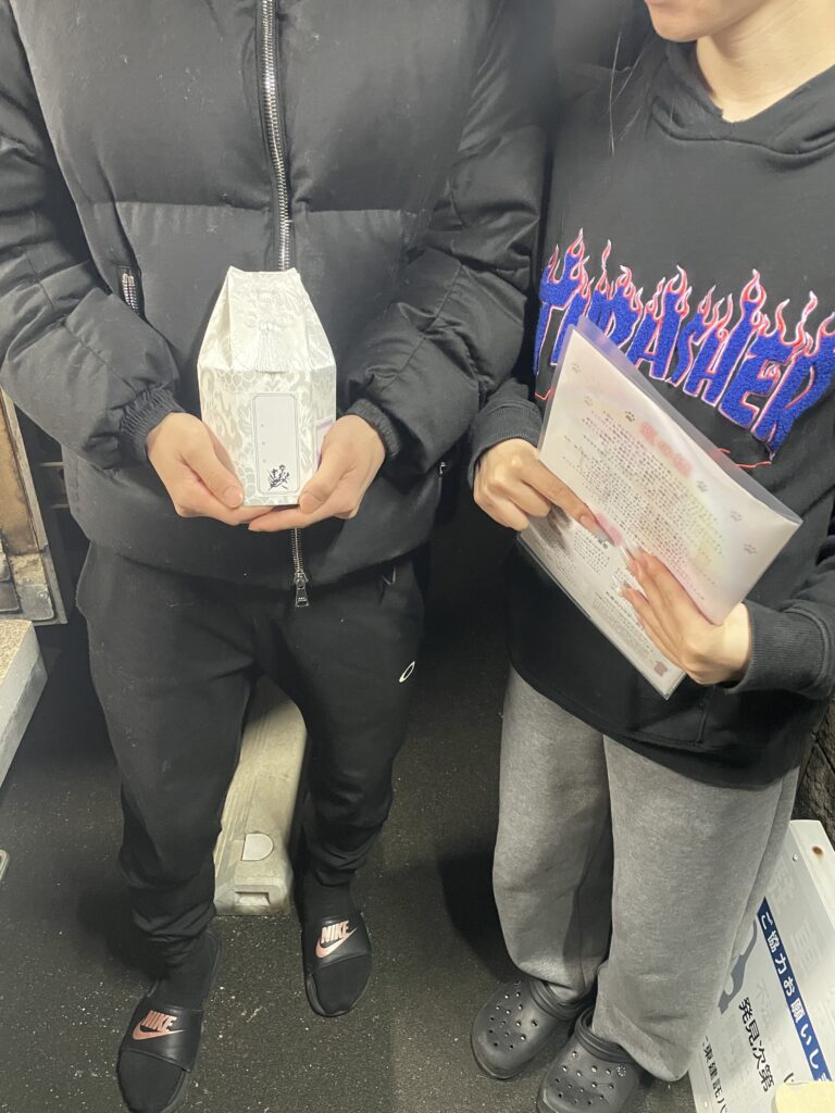 モカちゃんの骨壺を抱えた家族の温かい記念写真