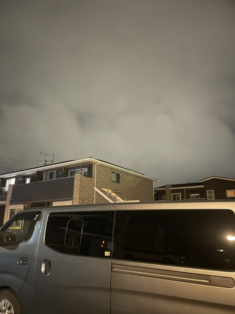 上峰町の自宅前でモカちゃんをお見送りする様子