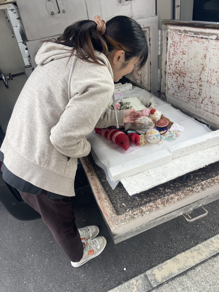 久留米市藤光町でまるちゃんのお見送りの準備をするご家族