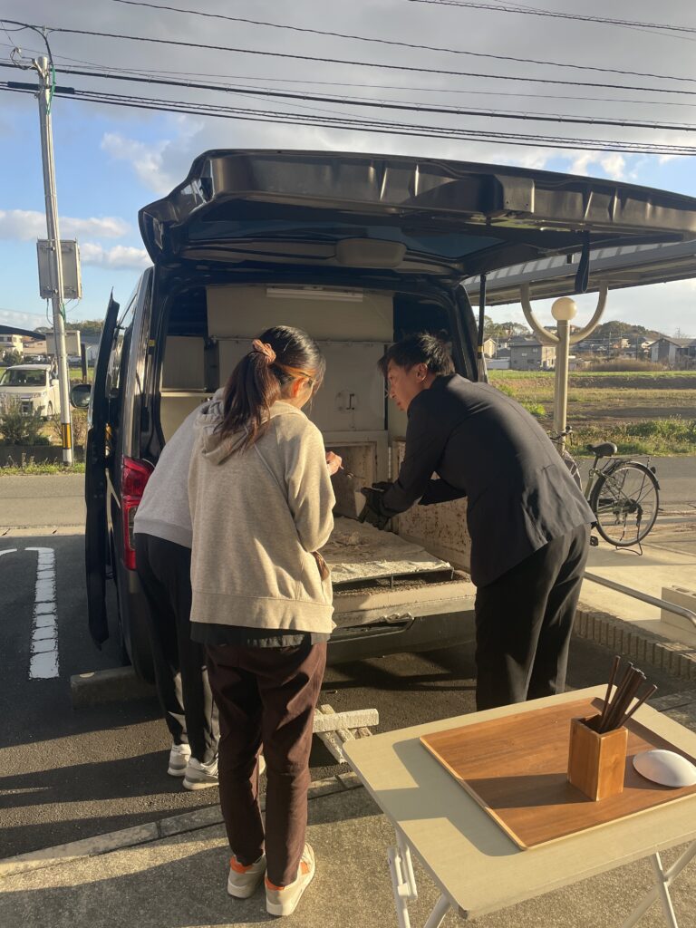 まるちゃんのお骨を家族で収骨する温かな時間