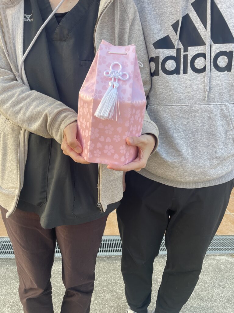 まるちゃんの骨壺を抱えた家族写真