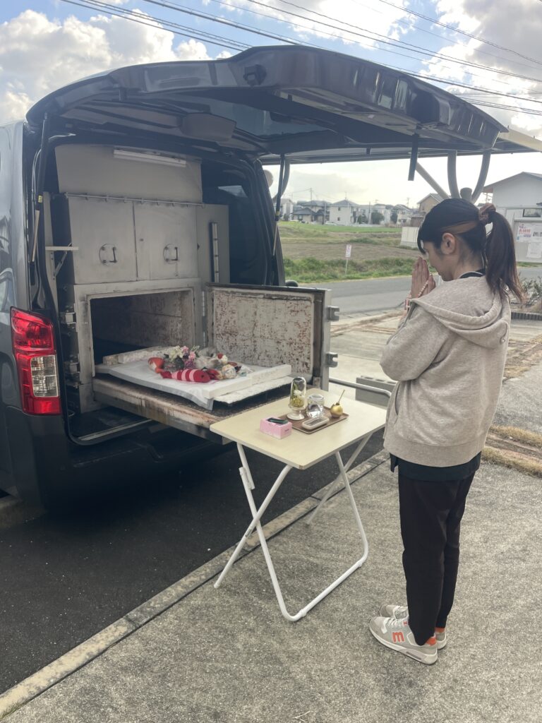 出棺前に家族で合掌し感謝を伝えるまるちゃんのお見送り