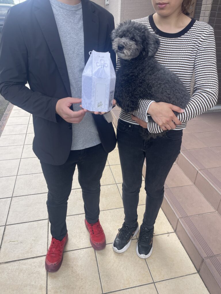 八女郡広川町 ペット火葬 お骨 抱える