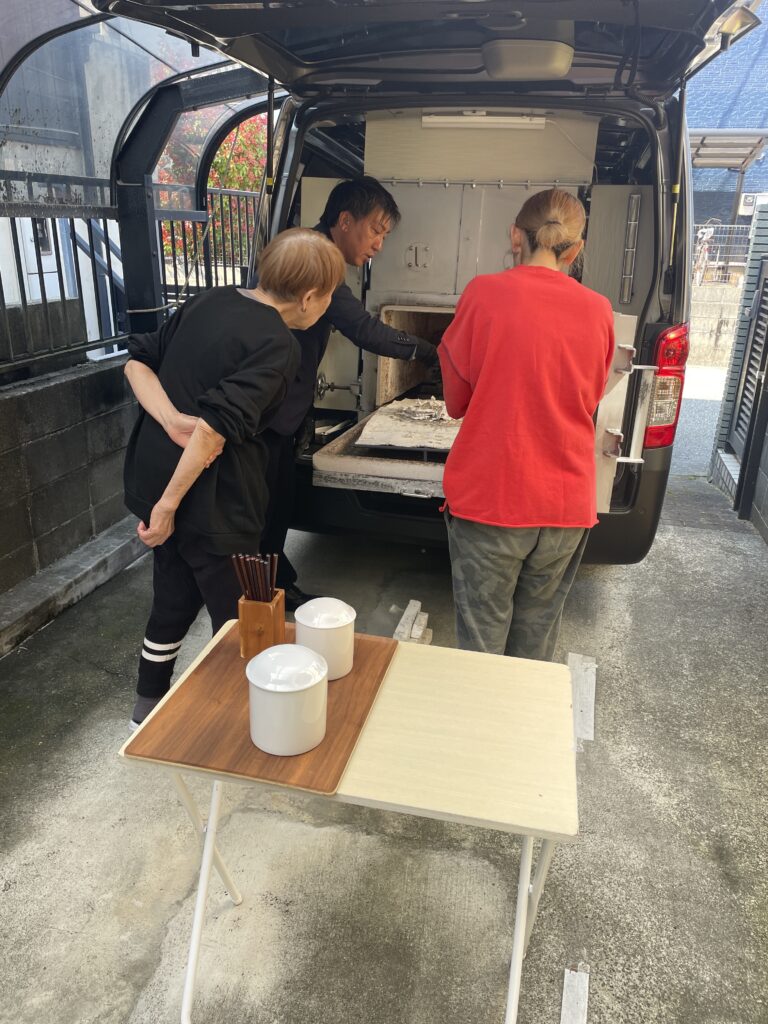 クーさんの拾骨を家族で行う温かい時間