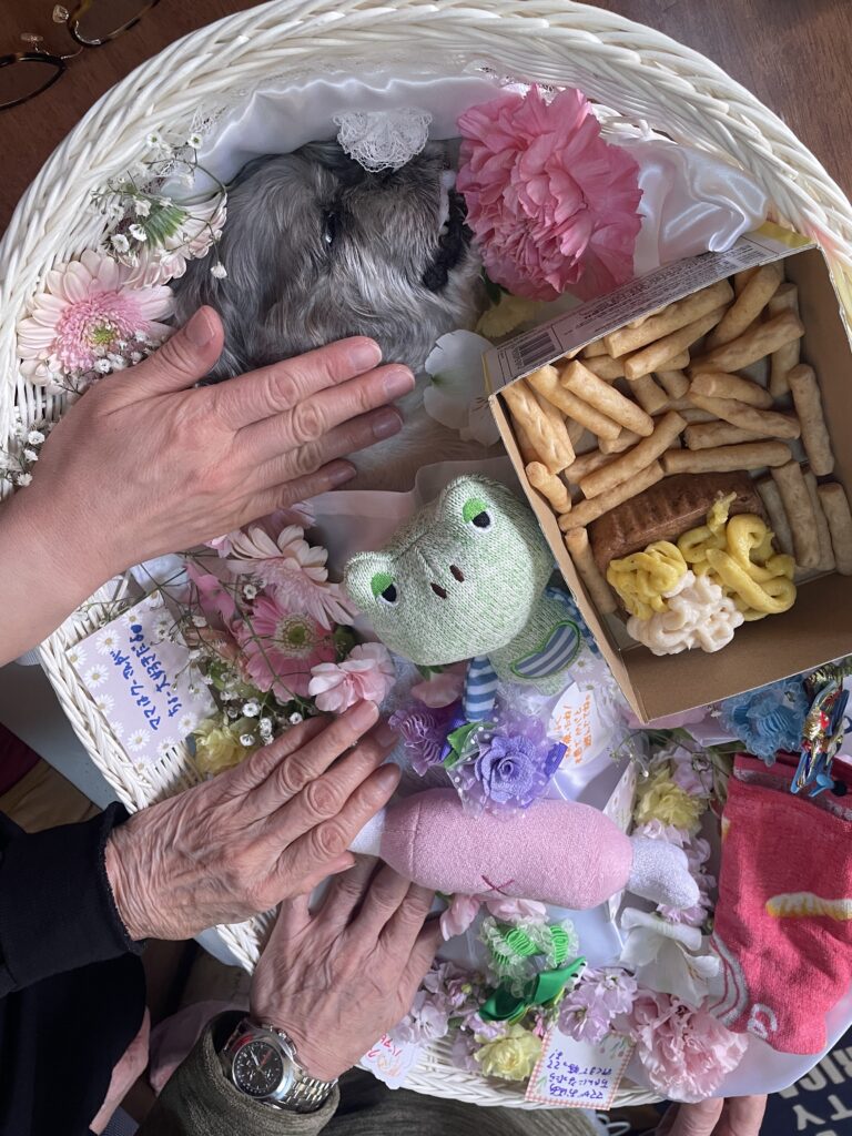 鳥栖市で花と食べ物に囲まれたお見送り