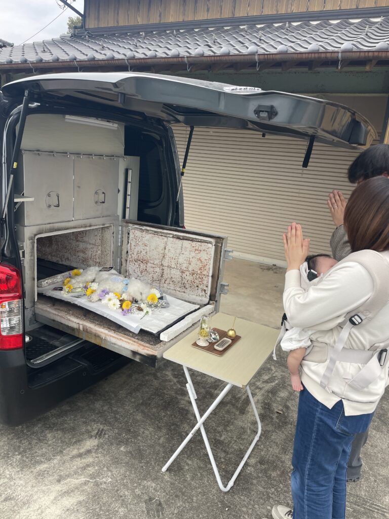 吉野ヶ里町で合掌し送り出すお見送りの時間