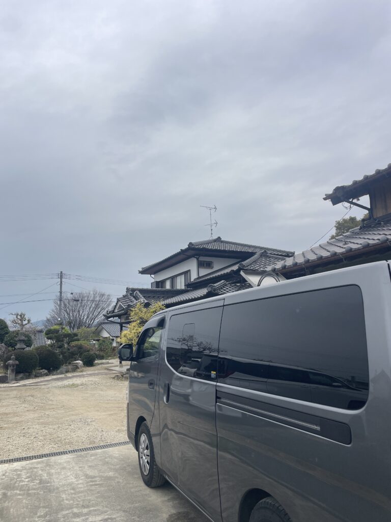 吉野ヶ里町の自宅前でのペット火葬の様子